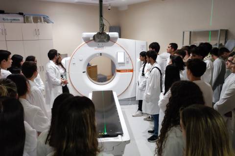 Estudiantes de Ingeniería Biomédica viendo el simulador del acelerador lineal del servicio de Oncología Radioterápica del hospital Santa Lucía.